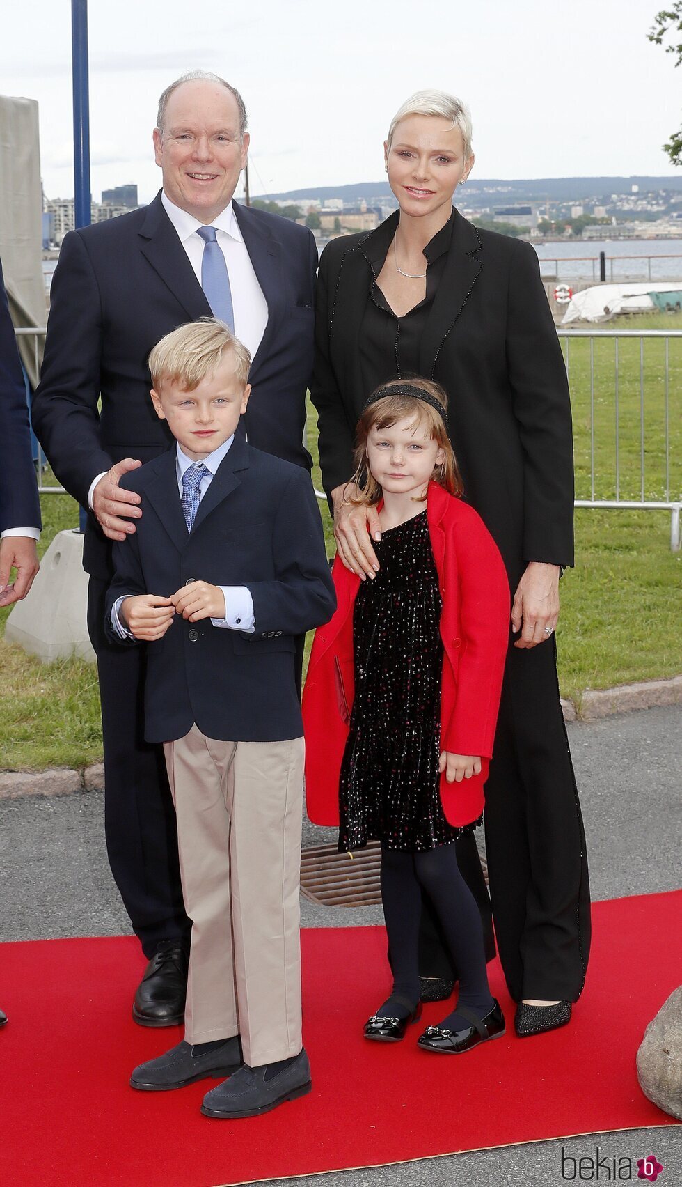 Alberto y Charlene de Mónaco y sus hijos Jacques y Gabriella de Mónaco en la inauguración de una exposición en Oslo