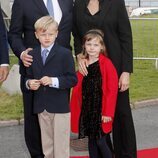 Alberto y Charlene de Mónaco y sus hijos Jacques y Gabriella de Mónaco en la inauguración de una exposición en Oslo