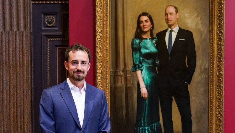 El artista Jamie Coreth ante el primer retrato conjunto del Príncipe Guillermo y Kate Middleton