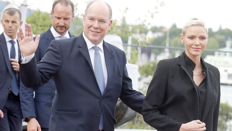 Alberto y Charlene de Mónaco en la inauguración de una exposición en Oslo