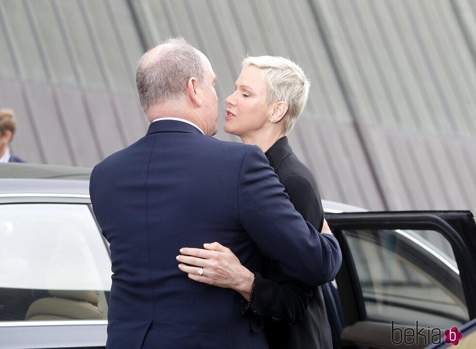 Alberto y Charlene de Mónaco, muy cariñosos en la inauguración de una exposición en Oslo