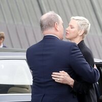 Alberto y Charlene de Mónaco, muy cariñosos en la inauguración de una exposición en Oslo