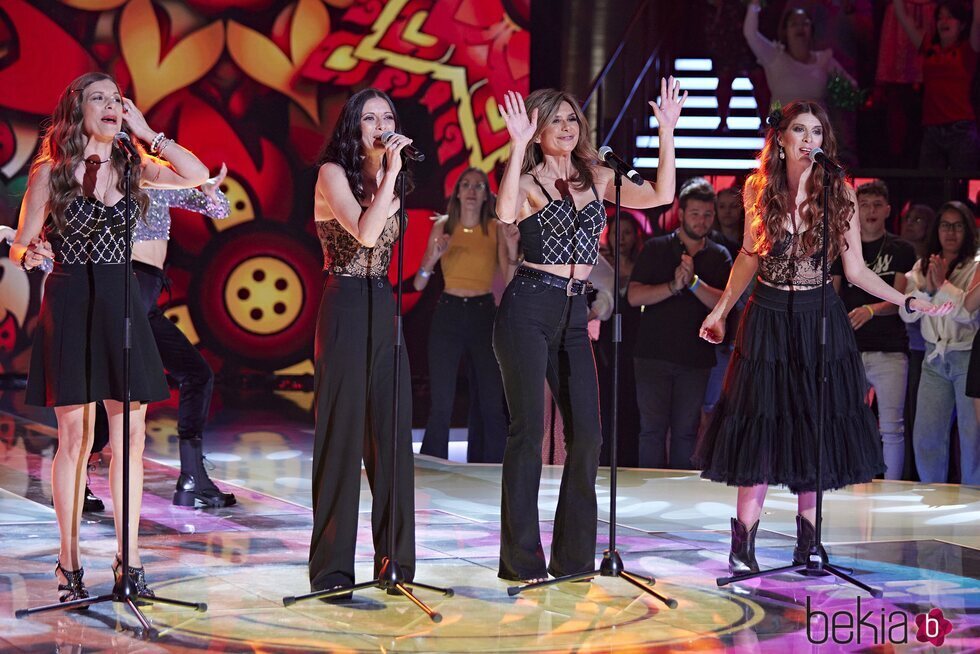 Gema López cantando con Las Keptchup en el primer concierto del 'Sálvame Mediafest'