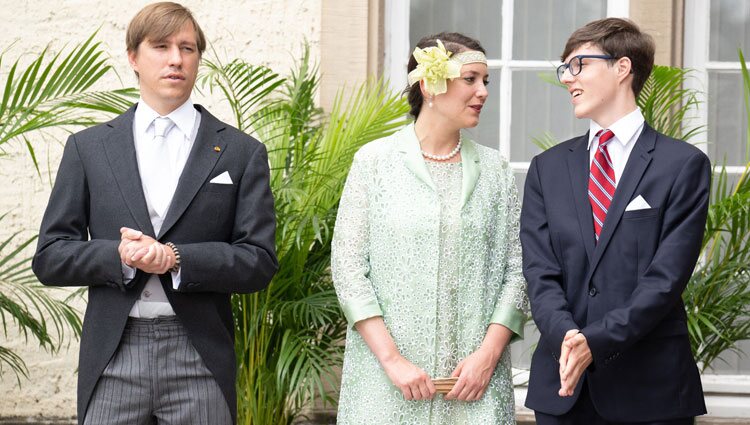 Alexandra de Luxemburgo y Gabriel de Luxemburgo hablando en presencia de Luis de Luxemburgo en el Día Nacional de Luxemburgo 2022