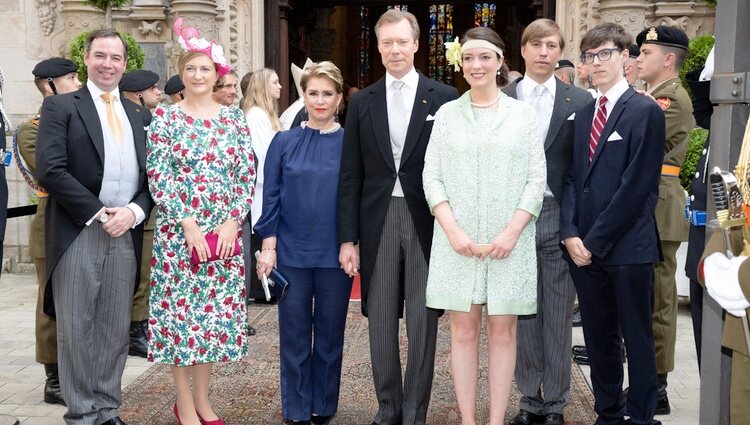 Los Grandes Duques de Luxemburgo, Guillermo y Stéphanie de Luxemburgo, Luis de Luxemburgo y su hijo Gabriel y Alexandra de Luxemburgo en el Día Nacional de