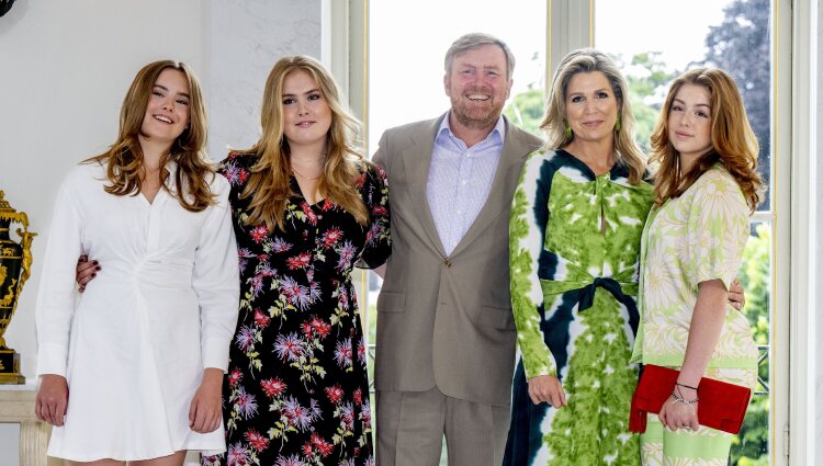 Guillermo Alejandro y Máxima de Holanda con Alexia, Amalia y Ariane en un posado de verano