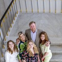 Los Reyes Guillermo y Máxima de Holanda con sus hijas, las Princesas Amalia, Alexia y Ariane