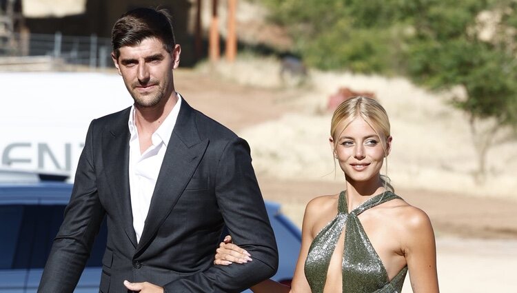 Thibaut Courtois y Mishel Gerzig en la boda de Dani Carvajal y Daphne Cañizares