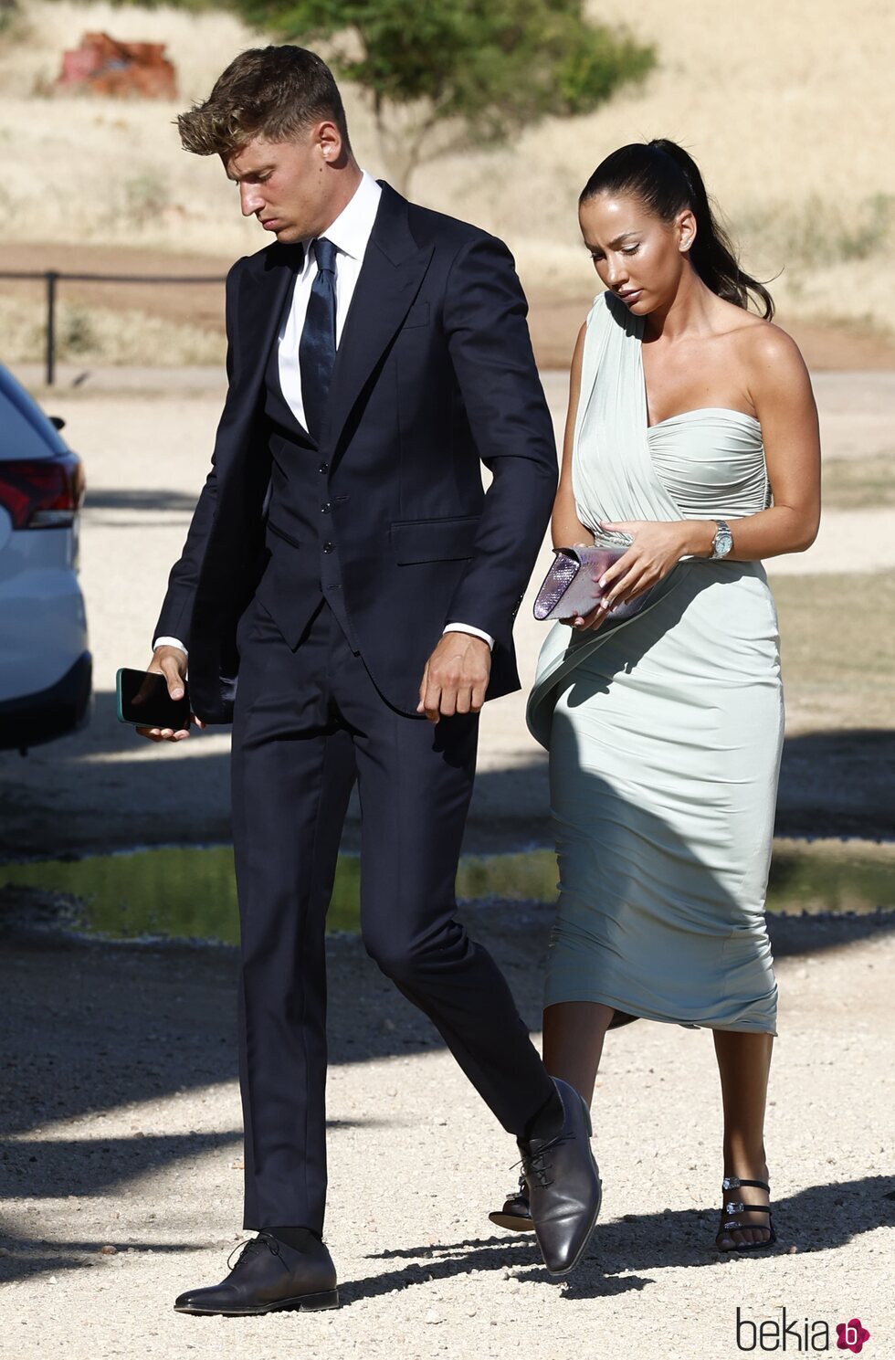 Marcos Llorente y su mujer en la boda de Dani Carvajal y Daphne Cañizares