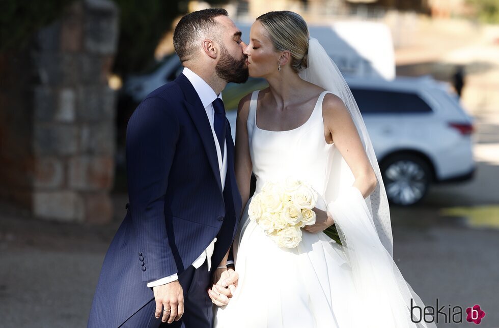 Dani Carvajal y Daphne Cañizares se besan tras su boda