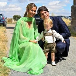 María Pombo, Pablo Castellano y su hijo Martín en la boda de Lucía Pombo