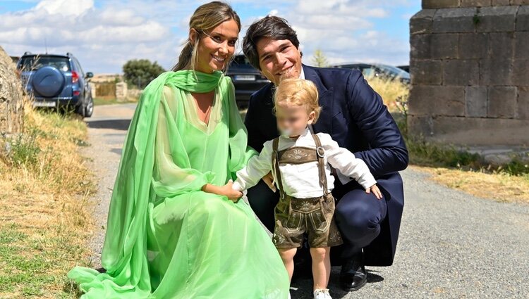 María Pombo, Pablo Castellano y su hijo Martín en la boda de Lucía Pombo