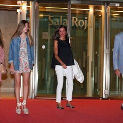 Los Reyes Felipe y Letizia con Leonor y Sofía en los Teatros del Canal