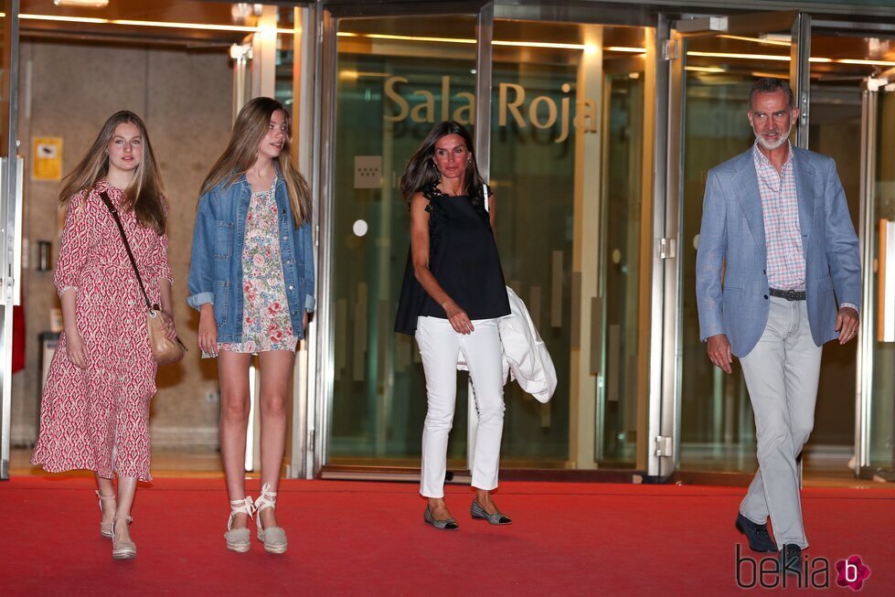 Los Reyes Felipe y Letizia con Leonor y Sofía en los Teatros del Canal