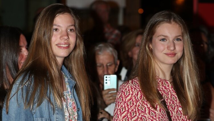 La Princesa Leonor y la Infanta Sofía al salir de los Teatros del Canal