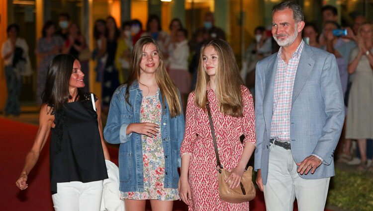 Los Reyes Felipe y Letizia y sus hijas Leonor y Sofía tras ver una obra de teatro