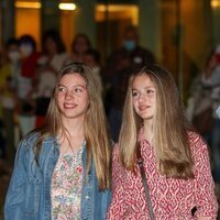 La Infanta Sofía y la Princesa Leonor, sonrientes saliendo de una obra de teatro