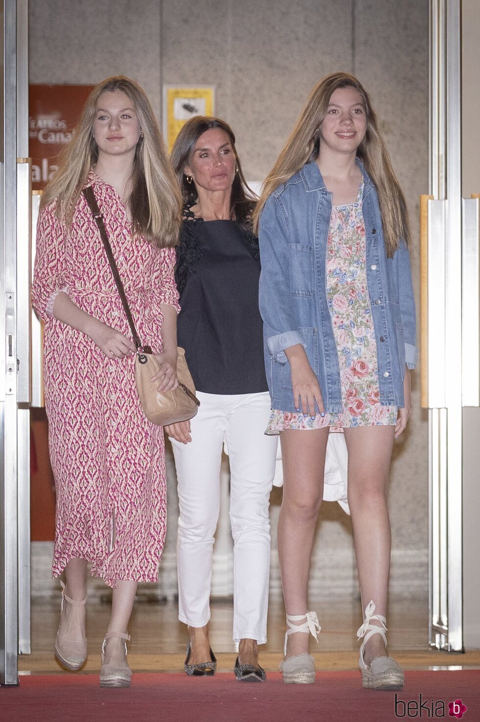 La Reina Letizia con la Princesa Leonor y la Infanta Sofía saliendo de los Teatros del Canal