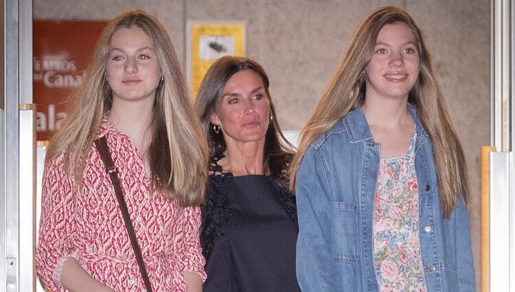 La Reina Letizia con la Princesa Leonor y la Infanta Sofía saliendo de los Teatros del Canal