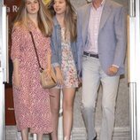 El Rey Felipe con la Princesa Leonor y la Infanta Sofía saliendo de los Teatros del Canal