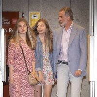 El Rey Felipe con la Princesa Leonor y la Infanta Sofía saliendo de los Teatros del Canal