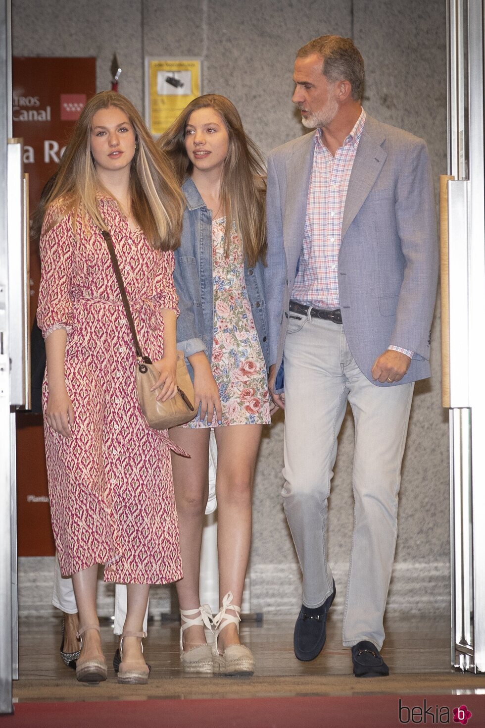 El Rey Felipe con la Princesa Leonor y la Infanta Sofía saliendo de los Teatros del Canal