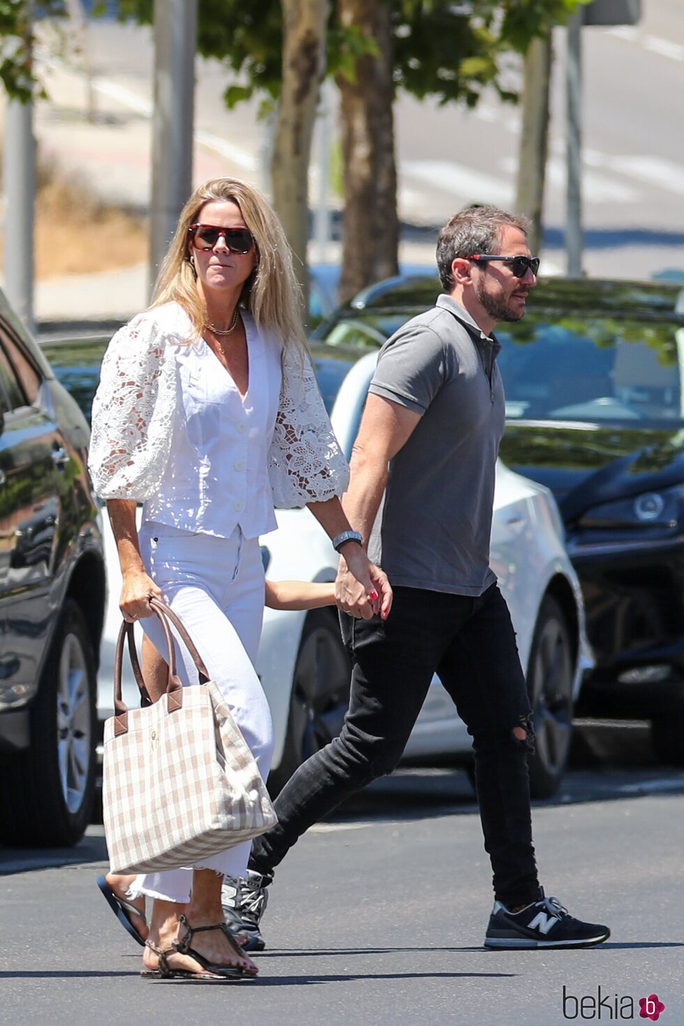 Amelia Bono y Manuel Martos paseando de la mano tras su reconciliación