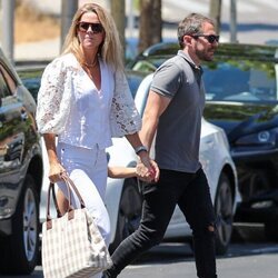 Amelia Bono y Manuel Martos paseando de la mano tras su reconciliación