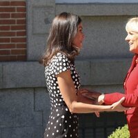 La Reina Letizia y Jill Biden se saludan en La Zarzuela