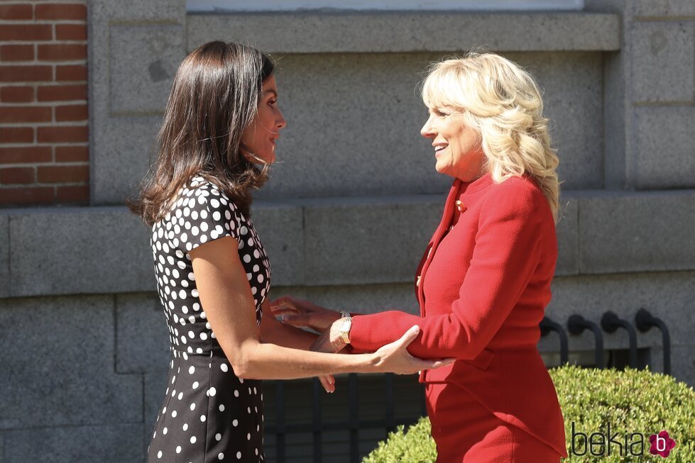 La Reina Letizia y Jill Biden se saludan en La Zarzuela