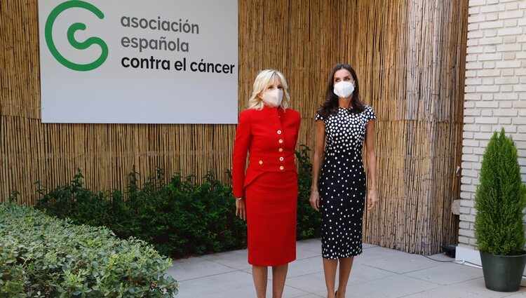 La Reina Letizia y Jill Biden en la sede de la Asociación Española Contra el Cáncer en Madrid