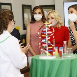 La Reina Letizia y Jill Biden durante su visita a la sede de la Asociación Española Contra el Cáncer en Madrid