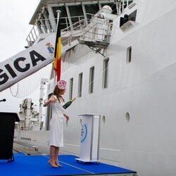 Elisabeth de Bélgica bautizando un barco en su primer acto oficial en solitario