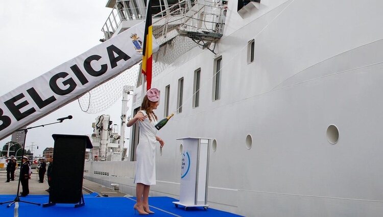 Elisabeth de Bélgica bautizando un barco en su primer acto oficial en solitario