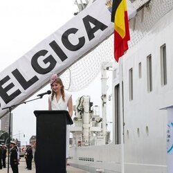 Elisabeth de Bélgica dando un discurso en su primer acto oficial en solitario