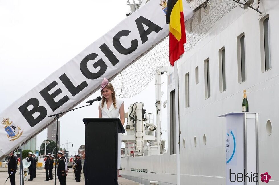 Elisabeth de Bélgica dando un discurso en su primer acto oficial en solitario