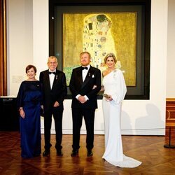 Guillermo Alejandro y Máxima de Holanda con el Presidente de Austria y su esposa ante 'El beso' de Gustav Klimt en el Palacio Belvedere de Viena