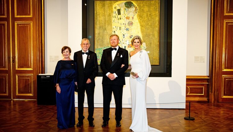 Guillermo Alejandro y Máxima de Holanda con el Presidente de Austria y su esposa ante 'El beso' de Gustav Klimt en el Palacio Belvedere de Viena