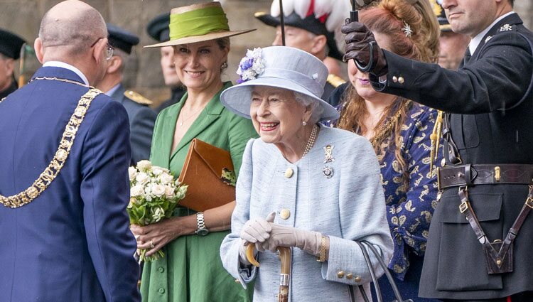 La Reina Isabel en la ceremonia de las llaves en el Palacio Holyroodhouse de Edimburgo junto a Sophie de Wessex