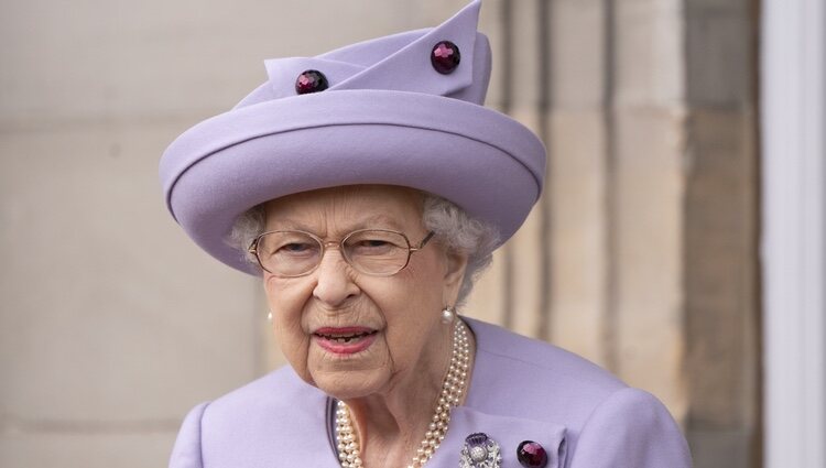 La Reina Isabel en un acto en Holyroodhouse durante su estancia en Edimburgo