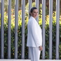 La Reina Letizia esperando a Jill Biden en el Centro de Atención, Acogida y Derivación de refugiados ucranianos