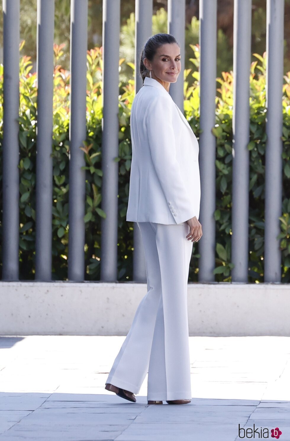 La Reina Letizia esperando a Jill Biden en el Centro de Atención, Acogida y Derivación de refugiados ucranianos