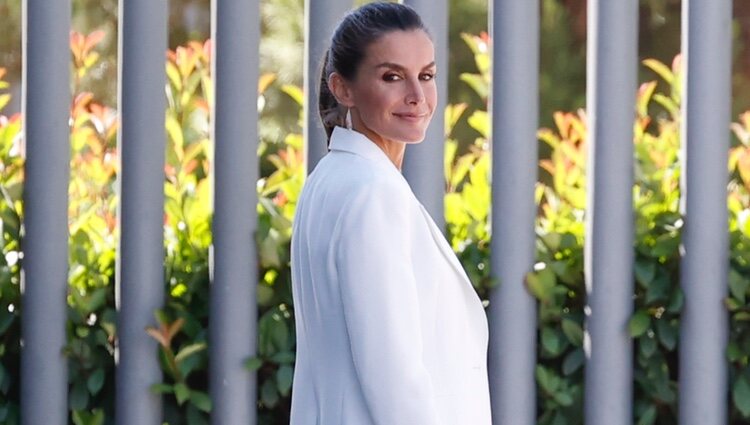 La Reina Letizia esperando a Jill Biden en el Centro de Atención, Acogida y Derivación de refugiados ucranianos