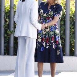 La Reina Letizia y Jill Biden saludándose en el Centro de Atención, Acogida y Derivación de refugiados ucranianos