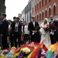 Haakon y Mette-Marit de Noruega y su hijo Sverre Magnus de Noruega en el homenaje a las víctimas del atentado homófobo en Oslo