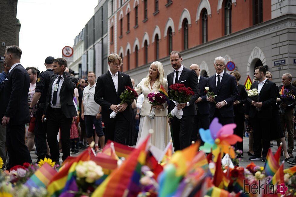 Haakon y Mette-Marit de Noruega y su hijo Sverre Magnus de Noruega en el homenaje a las víctimas del atentado homófobo en Oslo