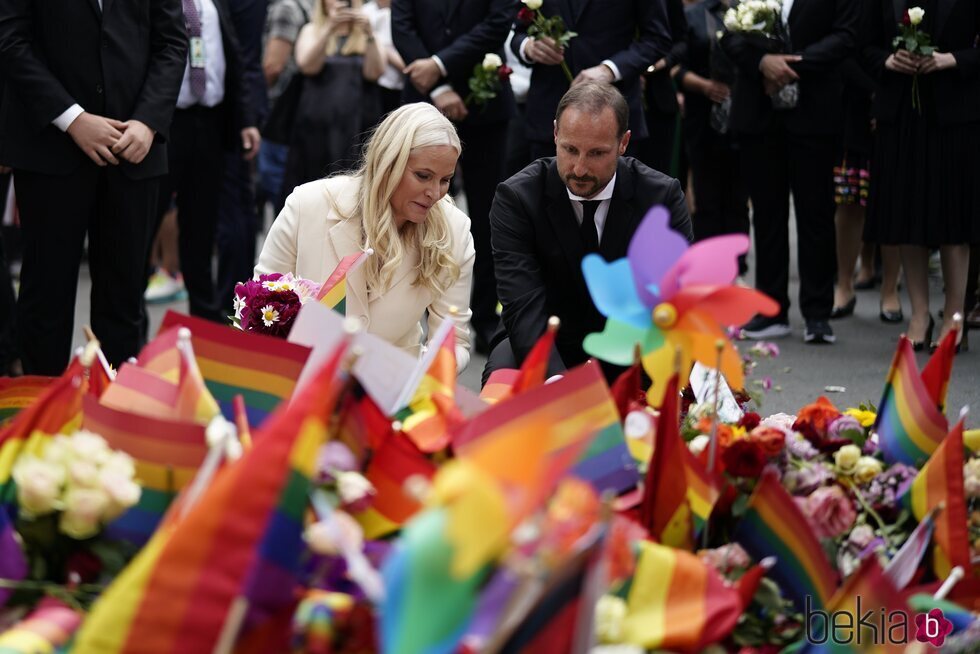 Haakon y Mette-Marit de Noruega depositan flores en el homenaje a las víctimas del atentado homófobo de Oslo