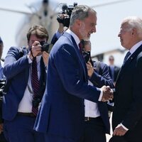 El Rey Felipe y Joe Biden se saludan en el recibimiento oficial al Presidente de Estados Unidos para la Cumbre de la OTAN en Madrid