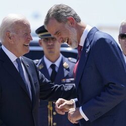 Joe Biden y el Rey Felipe riéndose en el recibimiento oficial al Presidente de Estados Unidos para la Cumbre de la OTAN en Madrid