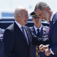 Joe Biden y el Rey Felipe riéndose en el recibimiento oficial al Presidente de Estados Unidos para la Cumbre de la OTAN en Madrid